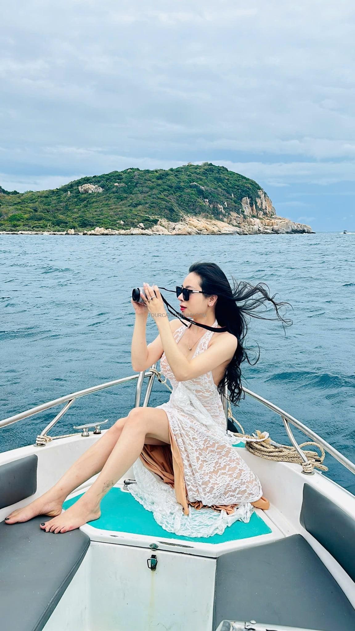 tour cano Vĩnh Hy check-in chụp hình tại Mũi Cá Heo tour cano Vĩnh Hy check-in chụp hình tại Mũi Cá Heo