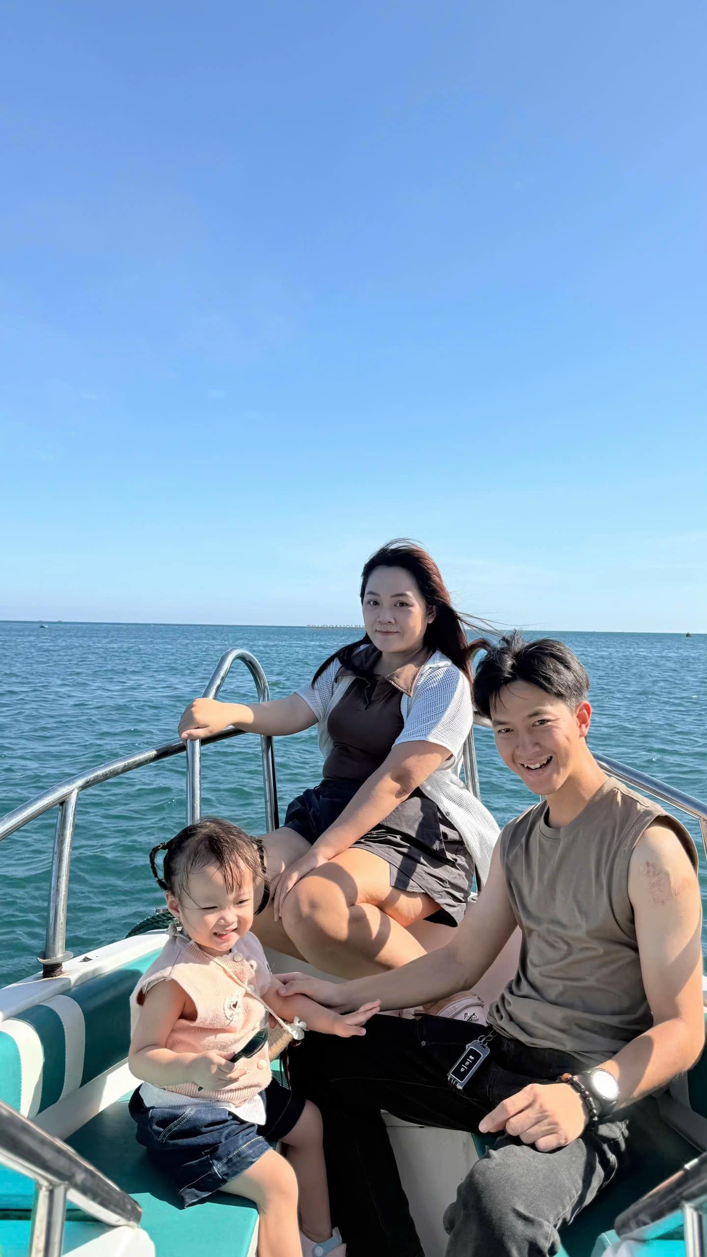 gia đình có trẻ em đi tour cano Vĩnh Hy gia đình có trẻ em đi tour cano Vĩnh Hy