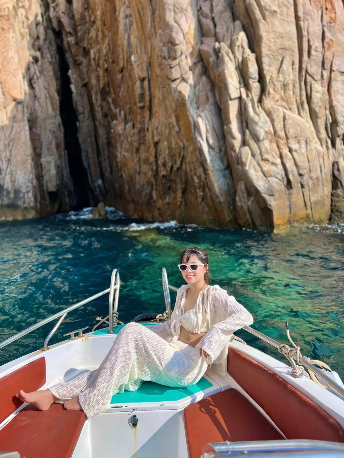 tour cano Hang Yến Vĩnh Hy mang lại cảm giác hùng vĩ khi đến đây