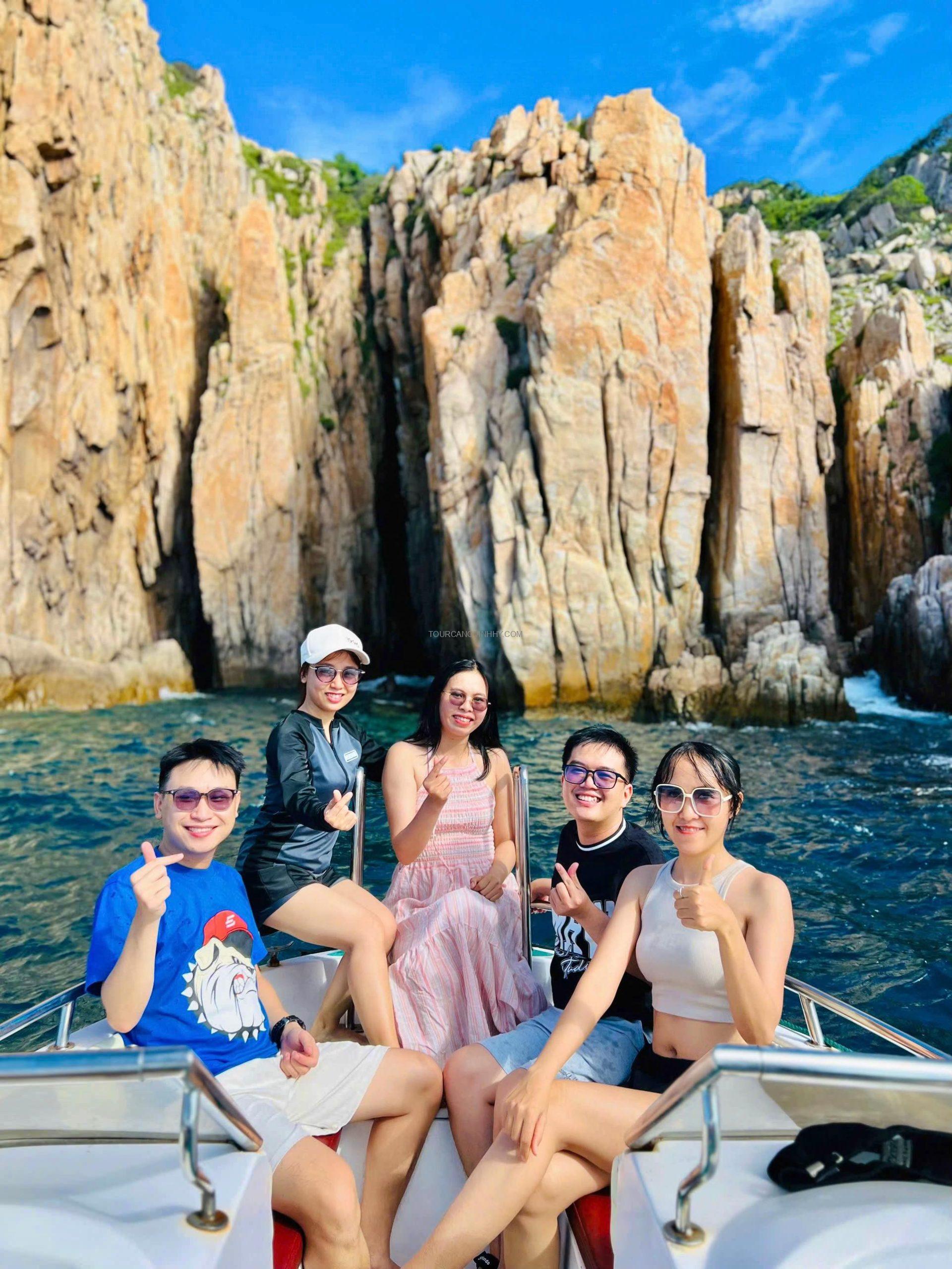 tour cano Vĩnh Hy luôn được các nhóm bạn trẻ chọn lựa tour cano Vĩnh Hy luôn được các nhóm bạn trẻ chọn lựa