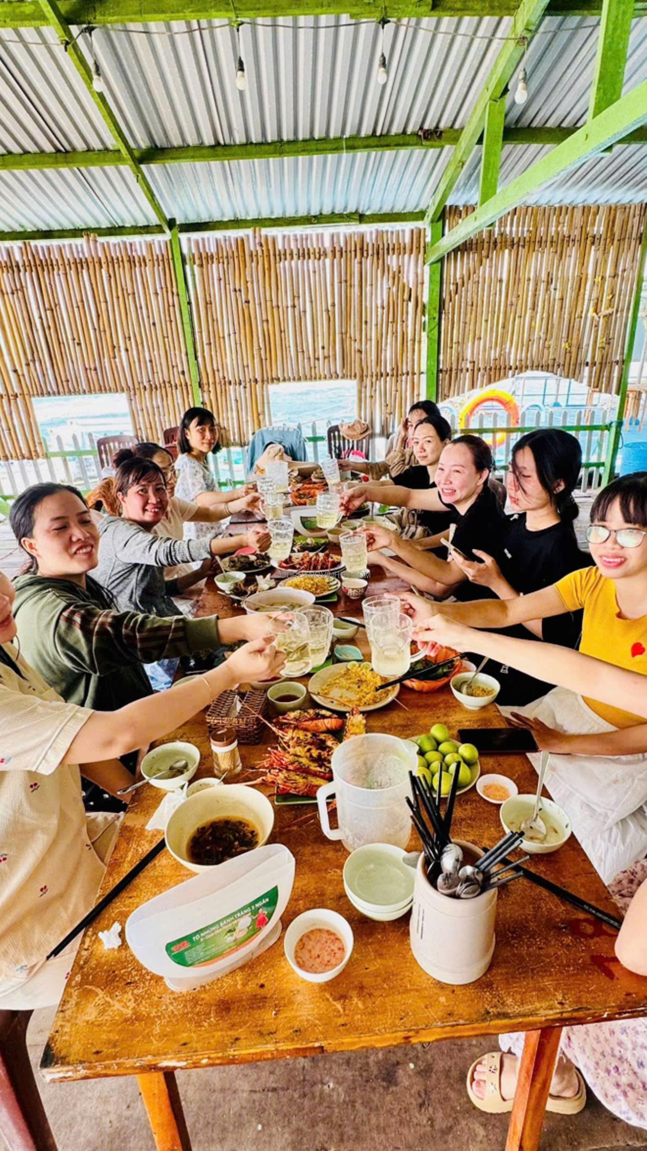 thực khách đi tour cano Vĩnh Hy thưởng thức hải sản trên nhà bè nổi thực khách đi tour cano Vĩnh Hy thưởng thức hải sản trên nhà bè nổi