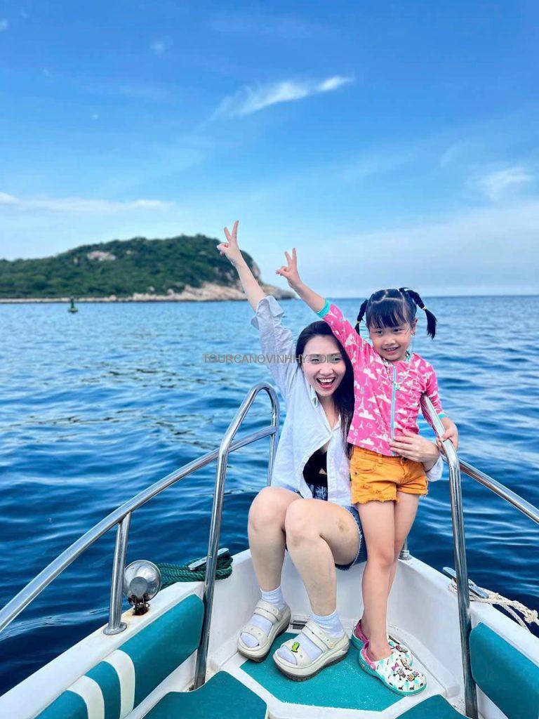 trẻ em vẫn đi được tour cano Vĩnh Hy