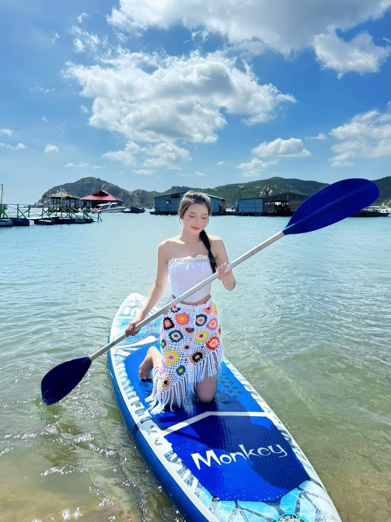 Chèo SUP ở Bãi Cóc Vĩnh Hy Chèo SUP ở Bãi Cóc Vĩnh Hy