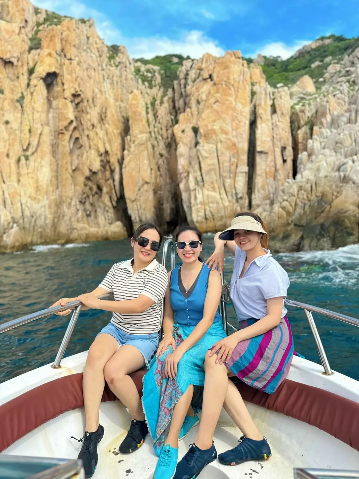 đặt tour cano Vĩnh Hy cho khách đoàn đông người tiết kiệm và nhanh chóng đặt tour cano Vĩnh Hy cho khách đoàn đông người tiết kiệm và nhanh chóng