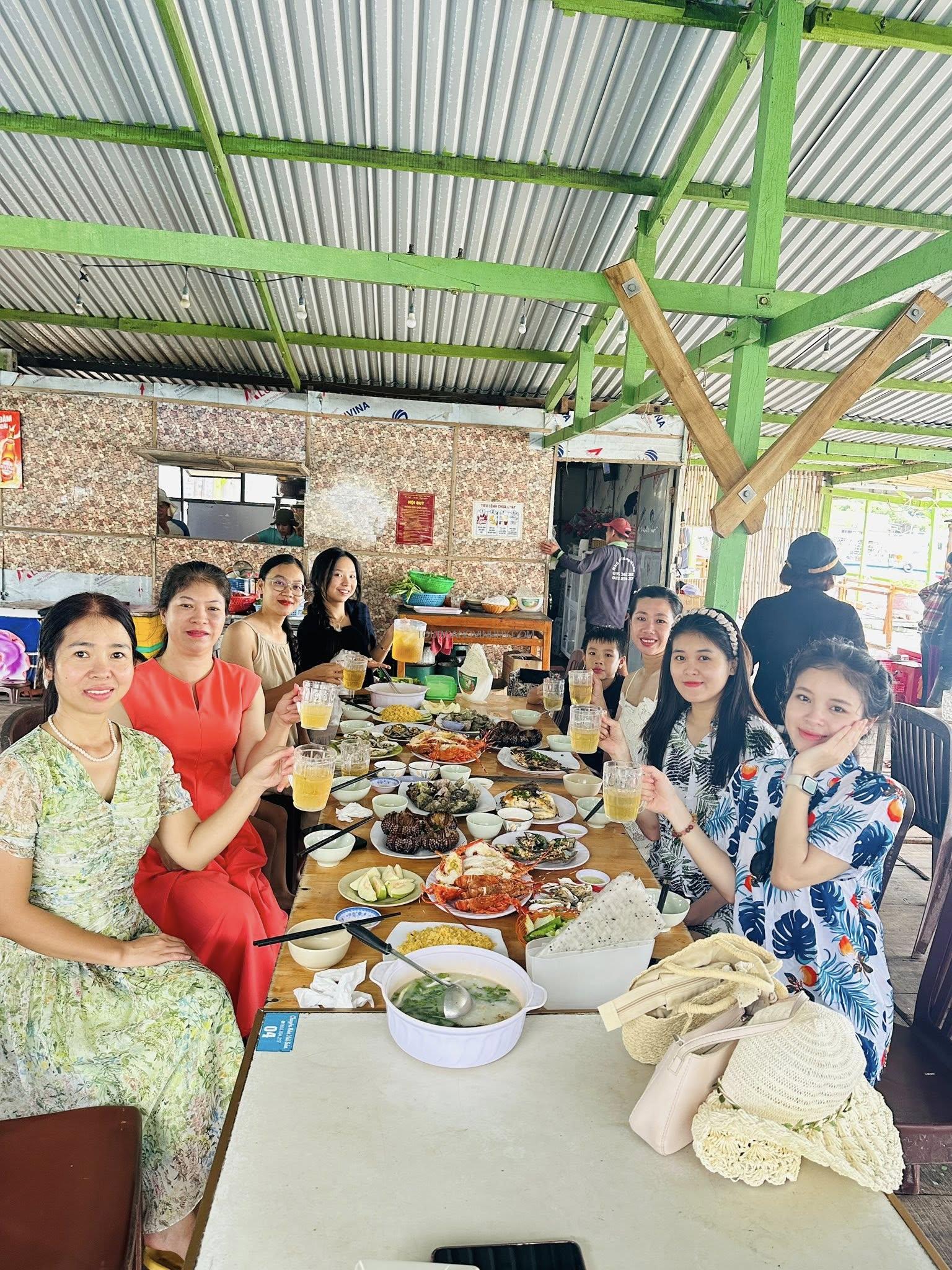 khách đoàn đi tour cano Vĩnh Hy dùng bữa trên nhà bè nổi khách đoàn đi tour cano Vĩnh Hy dùng bữa trên nhà bè nổi