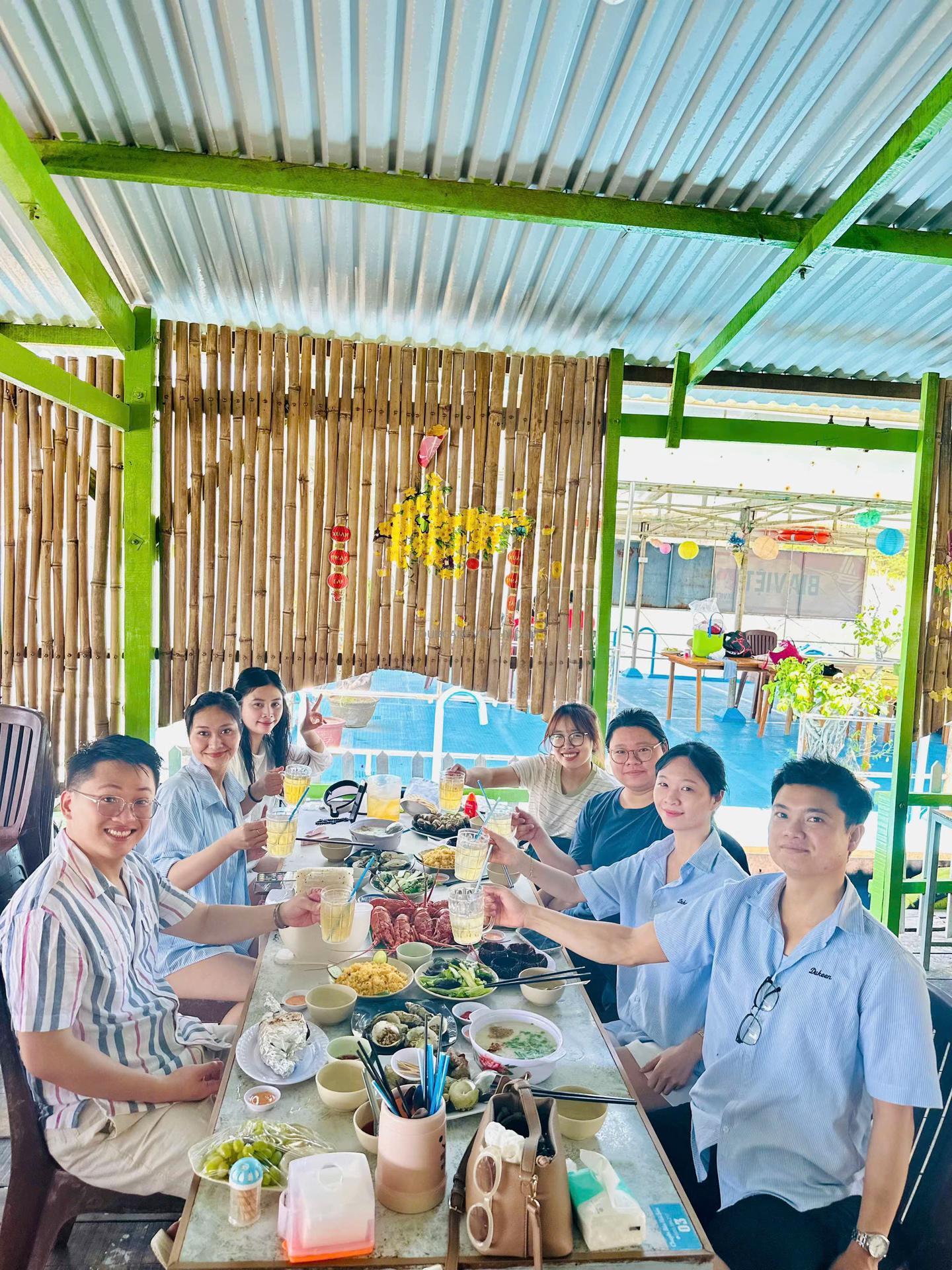 thực khách ăn trưa trên bè nổi Vĩnh Hy sau khi kết thúc tour cano