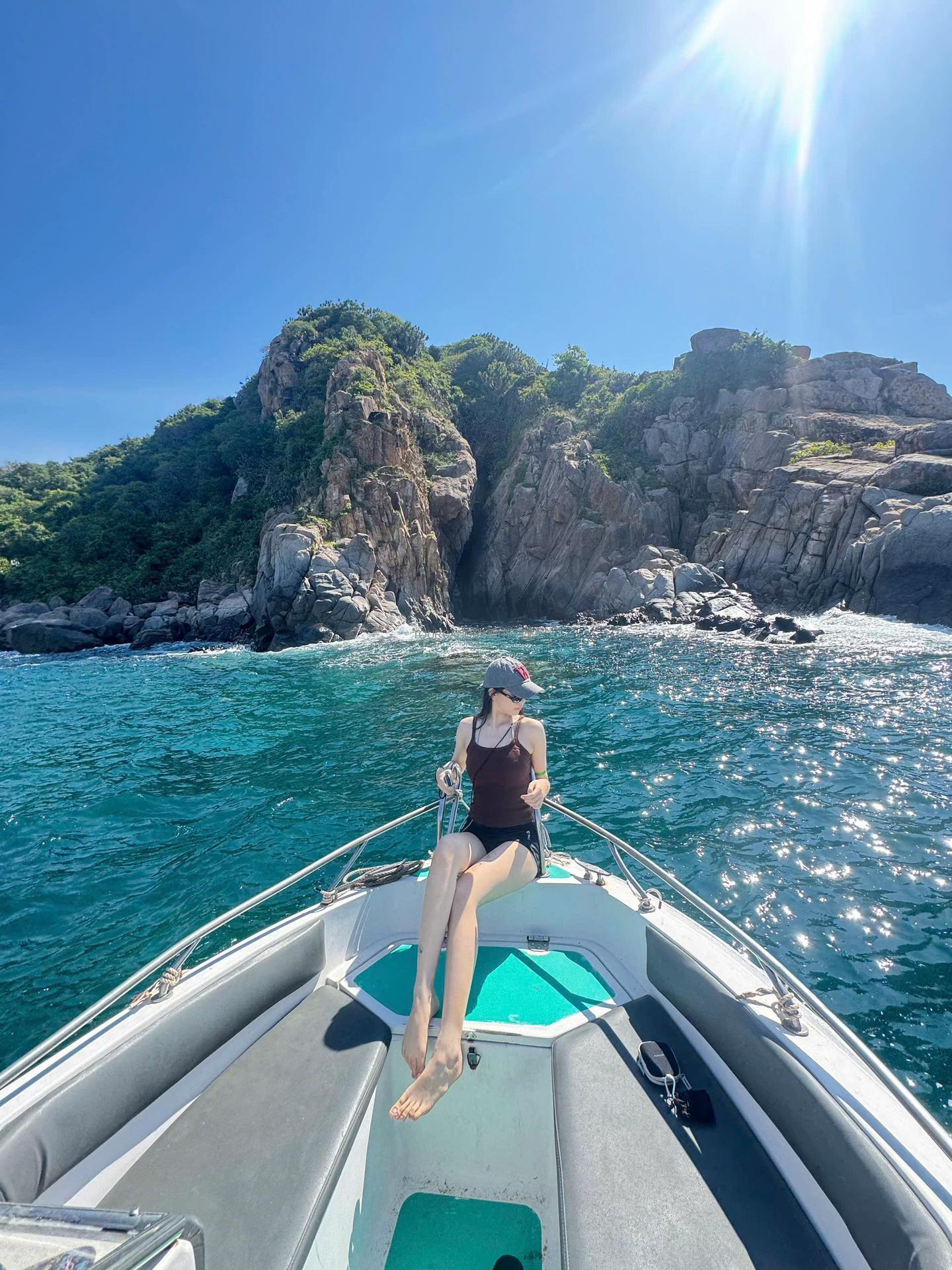 khám phá đường chân trời với tour cano Vĩnh Hy ở Núi Đá Vách Vĩnh Hy khám phá đường chân trời với tour cano Vĩnh Hy ở Núi Đá Vách Vĩnh Hy