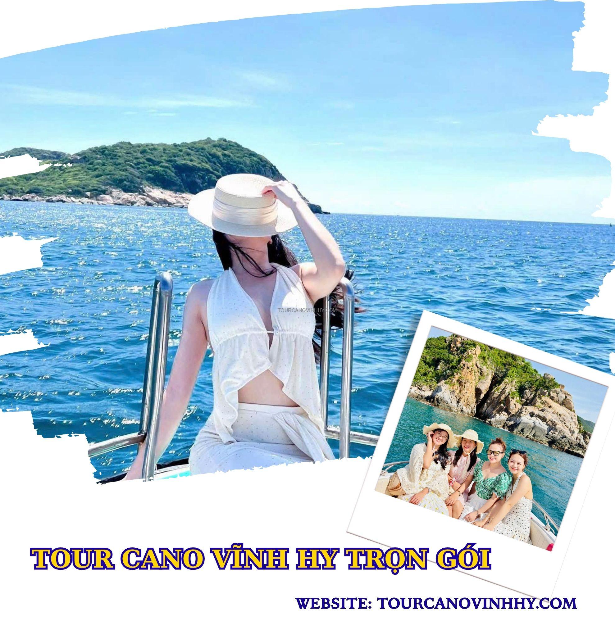 Du khách hào hứng check-in trên cano tham quan vịnh